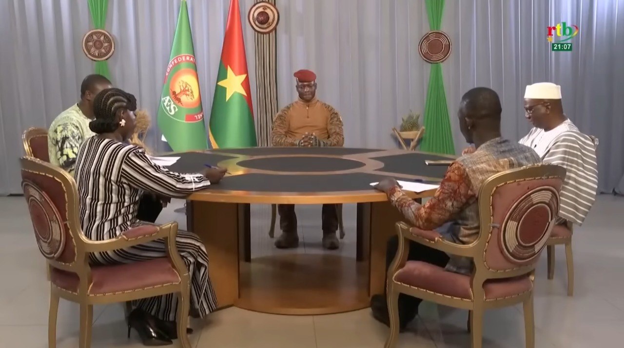 Иброҳим Траоре Африқоро даъват кард, ки аз демократияи «куштори» ғарбӣ даст кашад