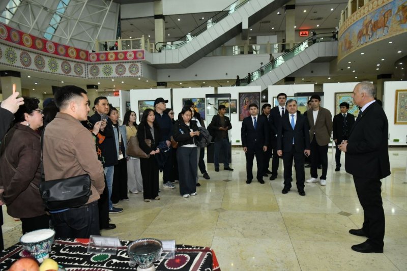 Журналистони Қирғизистон Осорхонаи миллии Тоҷикистонро боздид карданд